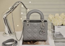 DIOR mini lady 珍珠灰羊皮银扣系列手袋集中体现了品牌对典雅和美丽的深刻洞见。采用小羊皮革精心制作,以藤格纹缉面线打造醒目的绗缝细节,时髦典雅的设计经久不衰。饰以标志性的饰面金属吊饰,为精美的轮廓增添一分灵动。这款迷你Lady 手袋搭配可拆卸的链条肩带,可手提、肩背或斜挎,是晚装的理想伴侣。·可拆卸链条肩带·内部拉链口袋·可随心搭配其他刺绣肩带内含防尘袋尺寸: 17157cm#  三格珍珠灰羊皮