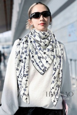 高端定制 赛琳【CL链条印花双面同色】 抢 VIP推荐 下手一定要快【高端 大爱 女人尤物 货极少 四季都可以用 真心美的让人非常非常心动 上身效果简直美翻了 品质非常完美 整个围巾给人大牌气场的同时又非常精致秀丽 绝对值得入手的新款 实物一拿到就会庆幸自己是女人的绝美好货 值得品鉴 完美气质品味Ditails首选 VIP们 上 cm 70%羊绒+30%真丝