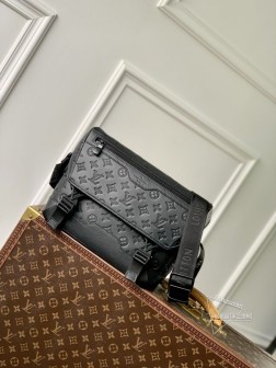 LV M25121 Voyager 小号邮差包 Monogram Shadow 牛皮革