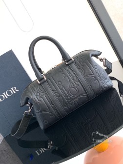 迪奥 这款 Weekender 25 黑色牛皮压花手袋设计经典高雅。Dior Gravity 印花效果皮革采用压花工艺将经典图案精致地呈现于黑色牛皮革之上,饰以 Dior 标志,充分彰显 Dior 工坊的精湛工艺。设有宽大的拉链隔层,可收纳各种日常用品。搭配可调节、可拆卸的肩带和顶部皮革手柄,可手提或肩背。尼龙内部拉链主隔层内部拉链口袋皮革顶部手柄可调节、可拆卸的皮革肩带搭配龙虾扣正面金属覆层黄铜 Dior 标志内侧饰有 Dior 压花标志内含防尘袋尺寸:31 x 18 x 12 厘米编号 1E