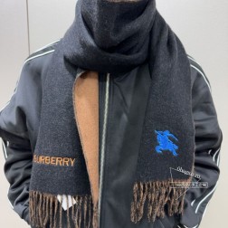 【巴宝莉新款！！男性荷尔蒙的魅力！！！ 】男士高端羊绒围巾！战马刺绣经典图案！！！！非常显年轻！！太好看了！！！可正式，可随意，非常Classical的男款设计。这样的男款围巾，绝对是一条审美不过时的单品！随便围都会好看的羊绒围巾，版型真是一绝！！这样的设计真的太实用百搭了，其实没有多余的设计，怎么围都好看！有垂坠感，温暖且非常显瘦！男女通用款式，%羊毛，规格30cm搭配正装或者搭配休闲装都很合适~对折挂围或者绕圈围都完全可以，绅士有型~有温度的风度 两个色。