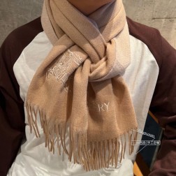 巴宝莉官网新款战马 双面两色都可围 超级有品百搭的款， 绝对质量好到爆的超值 最新出口 男女羊绒围巾.手感细腻度非常好 关键这类的非常百搭，可以搭配休闲外套也可以搭配商务西服 绝对不会不会搭错的款.选料也是很考究的选自阿尔卑斯山羊绒.男女通用 情侣款 超级推荐 尺寸：36