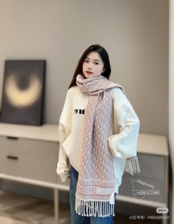 Dior双面流苏倾斜字母 45cm 这款 Oblique 印花围巾重新诠释 Dior 经典标识，彰显现代精神。采用灰色山羊绒精心制作，双面设计，一面采用纯色，另一面饰以 Dior 经典的 Oblique 印花。长款设计，饰以对比鲜明的同色调“CHRISTIAN DIOR”标志提花条形图案和流苏饰边，可围在颈部或披在肩部。3色