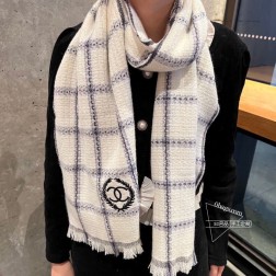 CHANEL羊绒长巾 顶级原单正品旷世绝美【CHANEL披肩】羊绒围巾，顶级高端货 【绝对值得珍藏 】 香奈儿绝美百搭款 专柜限量哦 有钱都很难订到 顶级进口客供山羊绒针织围巾，整条围巾全部手工订制针织，品质上乘送人自用绝对高大上 独家实物拍摄！所见所得，超正 顶级好货不等人，特殊渠道货卖一个少一个 绝对的顶级好货，任何一个细节都是专柜的节奏 30顶级进口客供山羊绒 重磅推荐