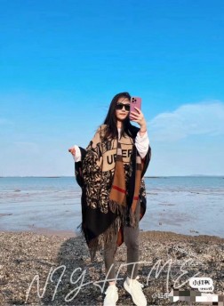 高版本burberry最新款骑士战马双面提花披肩斗篷 经典中的经典. 介绍这款AB面效果很难织造 可以和羊绒大衣媲美的实用东西 而且双面可以两穿.不买它买谁 而且原标原吊牌带防伪 .95%羊绒5%羊毛国际标准.超过95%都是纯羊绒 光专柜这个单都是年初4月份就开始安排纺纱织造 就是f货想跟也跟不到 看看真角包边等细