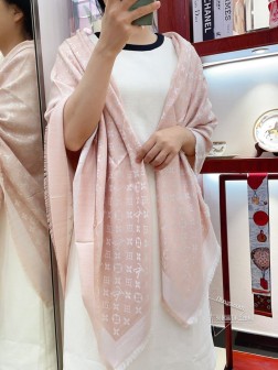 【米黄色】最强牛货 自由进出专柜无压力 皇室LV路易威登极品硬货 品质极好极好的 经典Monogram暗纹图案风靡了全世界。是个人都见过的一款 可是你未必见过最高端的 女人的衣柜里面绝对不能少的一件单品，但是你千万别拿某宝廉价的货色来磕碜自己 既然选择驴牌，你就一定选择有灵魂的东西 精工高密度字体无比清晰 面料为最顶级高原开司米尔羊毛真丝(和专柜一样) 手感柔软丝滑 奢华有质感！这款披肩将真丝与羊毛相混搭，质地柔软而温暖，饰有同色调的Monogram图案。饰有Louis Vuitton Pari