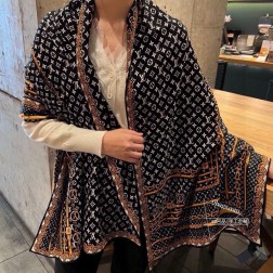 上新 千呼万唤 王者 回归你永远可以相信驴《LV》老花的经典无论时代如何变迁，时尚如何演绎 monogram永远都是Lv的标志【70长巾双面同色 】双面同色2色上新