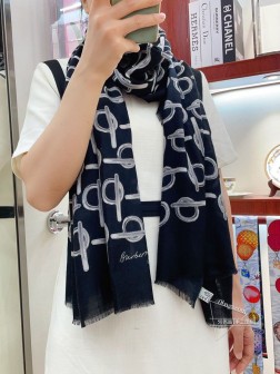 Burberry家最新【标识LOGO印花】羊绒长巾专柜今年最新主题系列，透漏出奢华高贵的气息，整体感觉很高档，品质手感好到不行%顶级纯羊绒高尖端产物绝对令人尖叫的品质 时尚大牌的顶尖设计款..经典LOGO搭配是此款令人尖叫的亮点秋冬必备的高端精品..%纯羊绒 绝对是手慢无的高端精品