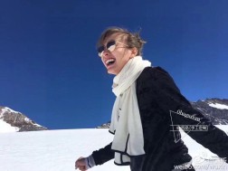 普通款到货 不要问我为什么贵 看品质 Chanel CHANEL薄款丝绒长巾（吴昕 、古力娜扎同款）衣橱必收纳款这款如同绿水鬼般在专柜不加价是买不到的一款，经典简约黑白双C大Logo精致刺绣 双C应该是女生优雅气质时尚的代名词吧材质：70%的羊绒+30%的真丝！sizexcm