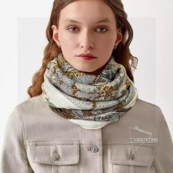 羊绒新款 买了都说好看 推荐 【热带丛林版福宝】双面同色羊绒方巾，顶级工艺超值 爱马仕专柜爆款 立体呈现图案纹路实物档次极高 特殊工艺高端研发惊艳问世 特殊尖端工艺处理 受到白富美的喜欢 无论是品质 款式 价格都令大牌控的她们尖叫 超高性价比 绝对值得入手 尺寸：cmcm，70%羊绒+30%真丝