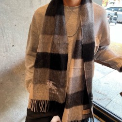 巴宝莉 高品质进口羊绒字母logo刺绣围巾 惊爆上架 海外专柜最新男士女士情侣 羊绒围巾 国内专柜都没上架 从款式到面料都很赞 经典的logo图案 难得少见的羊绒男女士围巾喜欢 规格38cm 成份%进口山羊绒