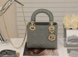 迪奥 mini lady 岩石灰金扣漆皮系列手袋集中体现了品牌对典雅和美丽的深刻洞见。采用黑色漆皮牛皮革精心制作,以藤格纹缉面线打造醒目的绗缝细节,时髦典雅的设计经久不衰。饰以标志性的浅金色饰面金属吊饰,为精美的轮廓增添一分灵动。这款迷你Lady 手袋搭配可拆卸的链条肩带,可手提、肩背或斜挎,是晚装的理想伴侣。·可拆卸链条肩带·内部拉链口袋·可随心搭配其他刺绣肩带内含防尘袋尺寸: 17157cm#  三格岩石灰漆皮