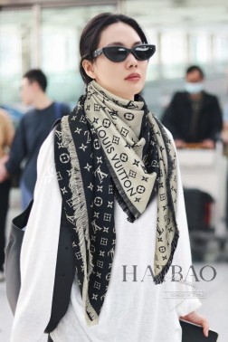 高端定制真心赞 驴家【L双色老花标识锁边】羊绒方巾，2024新款方巾Monogom图案成为背景，路易威登的经典元素拼色交织，巧妙教敬品牌，丝羊绒印花搭配手工卷边。强烈推荐手慢无 这个size不大不小特别好搭配，品质超级好 拿到手就会懂的高端品质，高端细节所见即所得 重磅巨献 VIP客户必入推荐 尺寸：cm %顶级丝羊绒