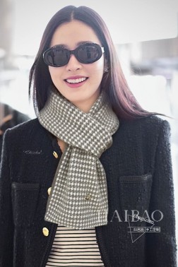 上新 Loro piana 独家牛货 【LP千鸟格双层交叉围脖】 多功能围脖想怎么围就怎么围，低调奢华，由于是出口韩国订单，每款数量才几十条，全部有授权有合同的好东西 一样材质.一样流水线.一样的工艺.全部今年流行色 采用%山羊绒.卖一条少一条的好货 且不用担心面料因为出口的原料固色度都是一级定期抽查...一等一好货