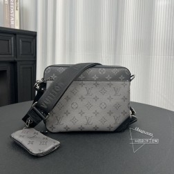 LV 69443 爆款· Trio【三合一男款】这款由三个小包组成,每个小包可以拆开单独使用,深灰色搭配经典黑老花的撞色设计,整个款简约而不简单,女生背也妥妥的 小包:12×7 cm中包:24×15 cm大包:26×5×18 cm款号:69443m