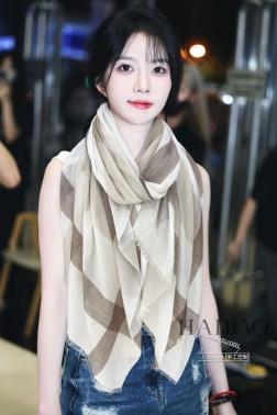  LP极品原单【LP轻盈格纹长巾】 高尖端产物 重磅呈现 ，绝无仅有 史无前例 %纯山羊绒 暗纹提花 手感好到爆 绝对又是一款手慢无 工艺上采用的是进口支纯羊绒暗纹格子结合彩边点缀，非常显档次，低调中带着小奢华。尺寸90cm %进口纯羊绒织就