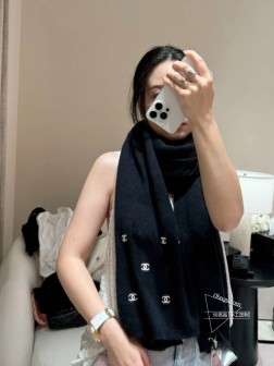  4 珠片系列· 爆款超 米白多彩LOGO成份 60%山羊绒 40%桑蚕丝 原单代购级！轻薄，摸上去绝对让你柔软到心化.四季可用！多彩LOGO亮片剌绣，高级精致!，光线照上去满满的buling buling.帮你hold住一切场合. 奢华到不行 惊出表情包ing.一款绝对值得珍藏的经典围巾