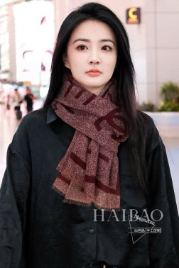 上新 CHANEL羊绒长巾【CHANEL字母徽标长巾】 抢 VIP推荐 下手一定要快【高端 大爱 顶级纯山羊绒 婴儿触感舒服到飞 女人尤物 货极少 四季都可以用 真心美的让人非常非常心动 上身效果简直美翻了 品质非常完美 整个围巾给人大牌气场的同时又非常精致秀丽 绝对值得入手的新款 实物一拿到就会庆幸自己是女人的绝美好货 值得品鉴 完美气质品味Ditails首选 VIP们 上 %顶级纯山羊绒