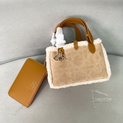 迪奥 新品首发爆款冬季新品D.Toujours系列小号M9282采用麂皮毛绒精心打造休闲实用的设计别具一格超大藤格纹更显优雅高贵气质宽敞型内部设计搭配小袋满足各种收纳需求设有全皮系带开合字母旋钮式开合赋予包包造型格调提升全皮手柄精心设计可调节功能可手提或肩背功能性与艺术感完美演绎size:23-15-15cm