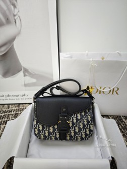 迪奥 男款马鞍邮差包 Dior男包可休闲可商务的男士邮差包看起来高级感满满 朋友们都以为很贵!男生们一定要试试的通勤包包·DIOR迪奥 oblique印花 马鞍包单肩斜挎邮差包·size:23 x 17.5 x 6 cm