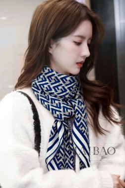 【FF图案双面】诠释什么叫高端顶奢产品～～双面异色丝绒方巾，卓尔不凡，高级有气场！！】非常抬人！永远加分的H秋冬单品！各种穿衣风格都可以和她碰撞出别样的上身效果！真的无论是配色还是设计，上身都超级有调性！随便围围就已经非常非常非常美！怎么围都是气质美美的！好看的东西，不突兀的东西，气质的东西！！！真的是爱了，上身后特别显精神，光彩照人，适合各种身材，各种年龄，各种体型，无论谁，稍微一围就会觉的自己的气质提升好几级！尺寸规格：cm顶级人字纹真丝羊绒方巾