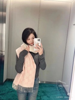 Gucci重磅专柜最最新款，专柜售8000+的好货！就是喜欢Gucci这种调调！长在很多人喜欢这种时髦感的审美上！！这东西%真心是跟着专柜一起的好东西！！ 一模一样的品相！！！散发高雅不凡的魅力，这款山羊绒提花围巾采用柔和的渐变配色，交替排布具有辨识度的GG图案。面料很厚实很温暖，今年真的这样的大披肩的，完全可以当一件小外套，凹造型又保暖！！温暖大绵羊！！手感巨巨巨好！可围可披可系，软糯保暖~很厚实一条足够温暖！高端客户追求的品质！这样的极品货色面料柔软而厚实！！总之，真心省钱省到家！！尺寸规格