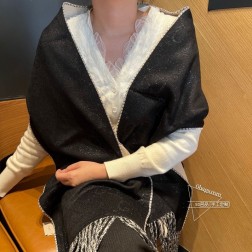 牛 稳稳的“高段位”！！全网最高版本 】时髦过冬！！Gucci秋冬新款提花双面围巾！高端奢华，非常重工的双面老花设计，正反两面都采用GG图案，灵动而又不失俏皮。高级时髦精必入推荐，品质牛的不需要多说了，上身的感觉真的无敌高级气质！！来自女人们都会爱的Gucci老花~又是美出了天际啊！！自带高级气场，Gucci独有的高级时髦，稳稳的“高段位”！羊毛手感超级厚实柔软舒服！！！真的非常令人佩服，非常有大牌的气场，张力十足，温柔时尚知性！尺寸规格：34cm