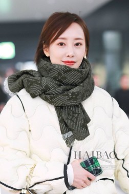 P一如既往让人心动的时髦调性，最大化提升衣品！【L流苏双面老花披肩】高级时髦。驴家ZG经典中性款围巾，中等薄度的柔软羊绒羊毛面料，手感非常舒服！实物真的太好看了，会搭配的亲们一定懂，这样的设计在秋冬季穿搭上很能提升造型气场！无可挑剔，无论完，美身材，气质，这种设计，是快速也是最大化提升衣品的利器！40%+60%真丝