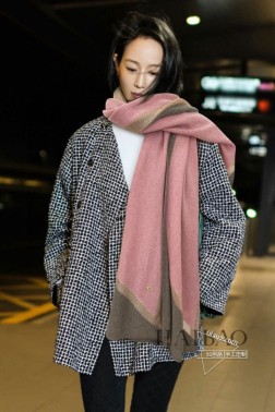 新款 绝对史诗级尖端山羊绒针织【LP金丝羊绒披肩】纯羊绒实物雅致柔和。质感上亲肤柔软十分舒适。接缝处选用上好不掉色金线连接，天然纯羊绒儒雅的色泽配合金线的闪亮效果。十分的出彩显高档。无论送人还是自用都是ZUI好的选择，让她陪你温暖行走江湖系列最高端的一款，手感软糯舒适.绝对温暖的享受。这样的品质级别内销市场基本是见不到的，所以能见到的都偷着乐吧，低调奢华有内涵，此款围巾绝对是犒赏自己送亲人密友的奢华礼物，规格，70cm，%Cashmere 山羊绒。