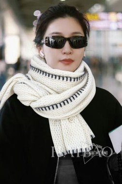  皮雅娜【LP针织镂空锁边长巾】LP羊绒世家，羊绒界的新贵，只做最好的皮雅娜自己可以去看看哦，他家的价格估计会让你却步，太贵了，简直是贵族的价格。此款镂空针织羊绒围巾，具有超高羊绒品质才会被此品牌青睐这种羊绒精品围巾是市场上及其少见的，真是超级高端货只有这种大品牌才会拥有时尚装饰，环绕颈间大方得体。简单而不简陋，清淡而不失装饰。材质：%最顶端野山羊绒，60cm