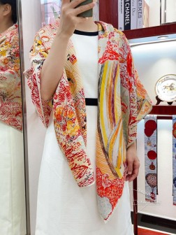 HERMES 牛逼爆款【翱翔福宝之梦】【绝对顶级品质】 超值回馈 绝对会尖叫的专柜品质 此款是H限量款，顶级视觉盛宴 专柜限量色非常奢华 顶级丝羊绒 作品套数多难度高，非仿货所能及 全城独家登陆！海外专柜同步 绝对的顶级好货 HERMES力作！特殊渠道货卖一个少一个 70%山羊绒+30%真丝，纯手工卷边，cmcm！ 重磅推荐