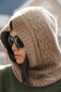 上新 Loro piana 独家牛货 【LP针织围脖连帽】 是围脖，又是帽子，松紧带设计，加厚纯羊绒非常舒适温暖，一次满足您多种保暖用途，低调奢华，由于是出口韩国订单，每款数量才几十条，全部有授权有合同的好东西 一样材质.一样流水线.一样的工艺.全部今年流行色 采用%山羊绒.卖一条少一条的好货 且不用担心面料因为出口的原料固色度都是一级定期抽查...一等一好货