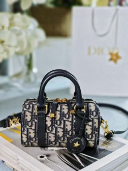 DIOR 新款迷你提花枕头包这款 Dior Groove 16 迷你手袋是二零二四冬季成衣系列新品由玛丽亚·嘉茜娅·蔻丽 (Maria Grazia Chiuri) 设计,采用蓝色 Oblique 印花面料精心制作,优雅时尚。隔层宽敞,可收纳各种日常用品。搭配皮革顶部手柄和可调节、可拆卸的肩带,可手提、肩背或斜挎是打造日常造型的理想手袋。主体:棉,牛皮革,科技面料里料:棉,亚麻,牛皮革拉链开合可调节、可拆卸的皮革肩带内含防尘袋尺寸17X10X8厘米