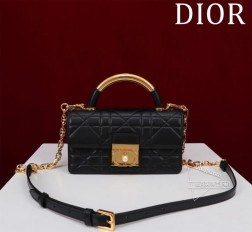 DIOR Dior Ange 手袋是二零二四秋季成衣系列新品以优雅时尚的美学风格开启 Dior 的全新系列尺寸:20 x 12 x 5 cm 长 x 高 x 宽肩带长度:53 厘米采用奶白色牛皮革精心制作饰以超大藤格纹缉面线硬挺的复古金色饰面金属顶部手柄镌刻以 Christian Dior Paris 标志翻盖饰以树脂珠饰点缀的 CD 扣环。缝有三角形衬料的廓形搭配两个宽敞的隔层和一个插袋可收纳各种日常用品。迷你款式,设计高雅,可调节可拆卸的链条肩带由点缀以树脂珠饰的金色饰面金属 CD 链环组成