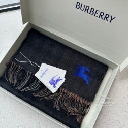 2024怒推走量新款 巴宝莉官网最新款 %顶级双面羊绒材质 非常保暖 柔软亲肤,不扎脖 经典巴宝莉格纹设计 一面格子一面纯色银线 男女通用情侣款 尺寸32192cm 中性款男女各自选择自己中意的颜色 人人都应该拥有一条