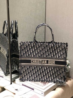 DIOR book tote 经典老花托特包 这款有多受追捧已然无需赘述任何人都能驾驭~ 出片根本不挑人 非常适合旅行 出差 随便往那一扔就是一张大片Obique是越看越顺眼那一卦 上手连造型都不用亲自凹面料挺阔耐脏耐磨 ~ 完美一百分都是形容它没有任何缺点每个拿到手的仙女都会知道这是买得最明智的一只 什么都能装进去 衣服 化妆品 帽子 甚至猫猫狗狗 必败就对了 book toteminisize : 42cm0780#