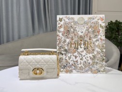 迪奥 迷你号 Dior Jolie升级版款号:0069 白色这款 Dior Jolie 手提包是二零二四春夏成衣系列新品兼具优雅气质与实用功能。采用白色牛皮革精心制作饰以藤格纹缉面线双重翻盖饰以 CD 标志提升格调点缀以白色树脂珠饰三隔层和拉链口袋可收纳各种日常用品可与日常晚装造型搭配。迷你款式搭配可拆卸手柄与可拆卸链条肩带肩带由皮革带和 CD 标志链环组成饰以白色树脂珠饰可舒适手提、肩背或斜挎尺寸:19 x 12 x 6 厘米(长 x 高 x 宽)