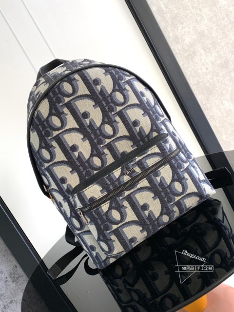 DIOR 这款 Rider 双肩背包风格简约,经典的学院款式洋溢着活力。采用米色和黑色超大 Oblique 印花面料精心制作,全新演绎经典的 Dior 图案,饰以光滑牛皮革细节和正面的 Dior 标志提升格调。延续经典设计,搭配双向拉链开合、正面大号拉链口袋以及可调节的加垫肩带等精美细节,是日常造型的理想之选。米色和黑色超大 Oblique 印花正面金属覆层黄铜 Dior 标志内侧饰以 Dior 压花标志双向拉链开合可调节加垫肩带皮革顶部手柄手袋后侧采用绗缝科技针织面料加固,饰以 Dior 标志