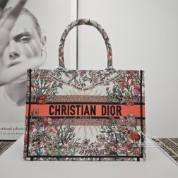 DIOR 2024 TOTE 春季色彩犹如夏日的花园 既明亮又充满生机~每一朵花束都在讲述着浪漫的故事 ,新季度的TOTE怎么会这么优雅这么精致呀~随手拎着就能感受到温暖的浪漫氛围 仿佛被春日的花香轻轻拥抱啦 图片尺寸中号size:36cm