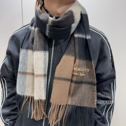  Burberry · 巴宝莉新款 今年我们的男款真的是高端Level，重磅极品 妥妥的家属福利 少之又少的男款里，巴宝莉的更是难遇，我们的品质真的绝了，还是之前那个牛逼的渠道，唯一缺点就是数量少的可怜 看图片就能感受到质感，纹路非常有品味。非常正的男士围巾~面料大爱，很Man的风格，上身效果无敌好看 大气简约，超级好看的男神配色，任何男生都会喜欢的款吧，有质感不张扬 拍照过程中已经多次被面料质感和撞色的效果迷倒。面料是鬼佬提供的，这种细腻程度我用手机拍出来都能惊艳全场 手感非常柔软舒服 中等厚