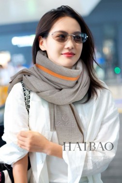  LP极品原单【LP银线纯色条边长巾】 高尖端产物 重磅呈现 ，绝无仅有 史无前例 %纯山羊绒 暗纹格子提花 手感好到爆 绝对又是一款手慢无 工艺上采用的是进口支纯羊绒暗纹格子结合彩边点缀，非常显档次，低调中带着小奢华。尺寸90cm %进口纯羊绒织就