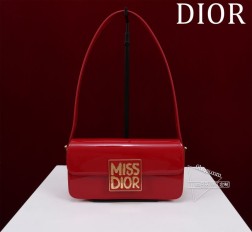 DIOR Miss Dior Allover尺寸:22 x 11 x 6 厘米(长 x 高 x 宽)可收纳 1 部手机、1 个钱包和唇膏 这款 Miss Dior 翻盖手袋于迪奥二零二四秋冬成衣系列发布秀上全新亮相重新诠释 Dior 经典款式的现代优雅气质。采用粉色绗缝牛皮革精心制作饰以本系列经典的 Miss Dior Allover 图案灵感源自马克·博昂 (Marc Bohan) 的 Dior 设计档案以现代风格全新演绎  年代时尚风格。搭配对比鲜明的复古金色饰面时尚金属饰牌饰以 Miss