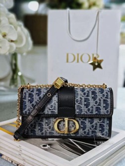 DIOR 蒙田牛仔链条小号 这款 30 Montaigne East-West 链条手袋采用典雅的设计,提升该系列的格调。采用蓝色 Denim Dior Oblique 提花面料精心制作,以不规则的石洗效果焕新演绎 Dior 的经典图案,彰显现代魅力。翻盖饰以复古金色饰面金属 CD 扣环,灵感源自 Christian Dior 香水瓶的封口。背面 30 Montaigne 压花标志等其他细节突显利落的风格。搭配饰以皮革带的可拆卸链条肩带,可手提、肩背或斜挎。翻盖开合CD 扣环背面 30 Mont