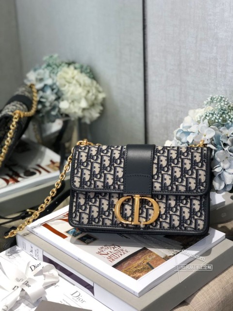 DIOR 30 Montaigne 链条款蒙田系列又一必入款 · 链条版 实拍 2019的30Montaigne系一出 就被它浓浓的法式风情吸引。 官网今年又推出它的延伸款。包身相对矮一点 宽一点 ，链条设计多了几种背法，肩带也可拆卸更换其他喜欢的复古肩带。单肩使用知性OL，斜挎又休闲俏皮。当然容量也是不在话下的，满足日常出门刚需容纳。尺寸：25168 cm# 7