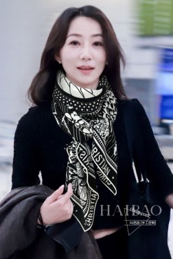 爆款 Dior最最新的专柜主打款【D动植物双面同色】 度假及日常都非常好搭配的款 订单私流 】一看到就想去度假 平时穿搭也非常好搭配，整个人看起来都会神采奕奕 好多不用多说，细节品质都看得清楚，绝对获赞的高规格品质 大方巾，70%羊毛+30%真丝