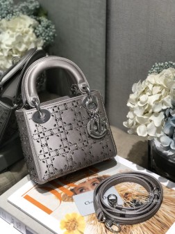 DIOR Lady mini灰色缎面 真丝镶钻戴妃包 丝绸在不同角度灯光下闪现不同色彩明暗交接的立体感让缎面更上一个档次 无处不在的曝光率,网红人手一个 尺寸:17cm7