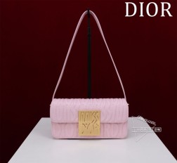DIOR Miss Dior Allover尺寸:22 x 11 x 6 厘米(长 x 高 x 宽)可收纳 1 部手机、1 个钱包和唇膏 这款 Miss Dior 翻盖手袋于迪奥二零二四秋冬成衣系列发布秀上全新亮相重新诠释 Dior 经典款式的现代优雅气质。采用粉色绗缝牛皮革精心制作饰以本系列经典的 Miss Dior Allover 图案灵感源自马克·博昂 (Marc Bohan) 的 Dior 设计档案以现代风格全新演绎  年代时尚风格。搭配对比鲜明的复古金色饰面时尚金属饰牌饰以 Miss