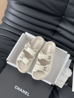 Chanel 25新魔术贴凉鞋版面！顶级对版货！所有的颜色我家都有！鞋面进口面料，垫脚内里羊皮，原版 245