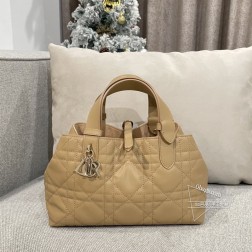 DIOR TOU-23cm 焦糖超大菱格的设计搭配经典的字母配饰摩登时尚感十足包身结构十分柔软,小牛皮材质高级感满满,别具一格的扣饰扣合时侧面可折叠,容量非常可~9282A小号尺寸: x x