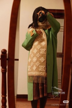 LV3D围巾为柔软毛绒混纺织入Monogram图案，再以撞色羊毛皮演绎瞩目3D效果。剪花工艺令两面呈现迥异肌理，兼具创意巧思与潮流风范。34x厘米(高x长度)·x34厘米(不含流苏)·90%绵羊毛，9%山羊绒，1%桑蚕丝·3D效果 Monogram 图案·路易威登标识·流苏饰边